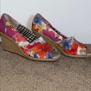 TOMS Floral Wedges
